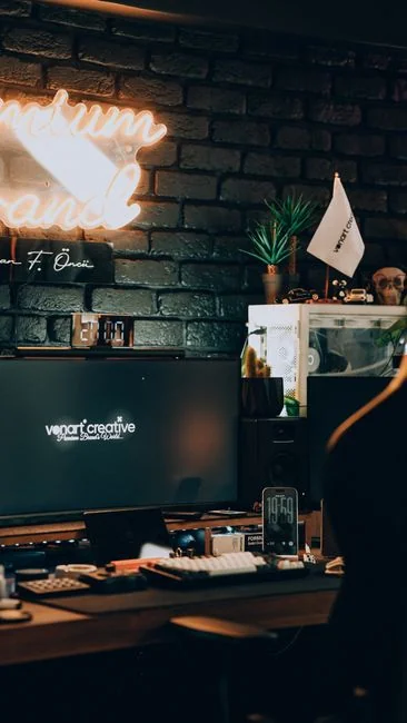 Vue plongeante sur un bureau élégant équipé de deux écrans, clavier, souris et accessoires contemporains.