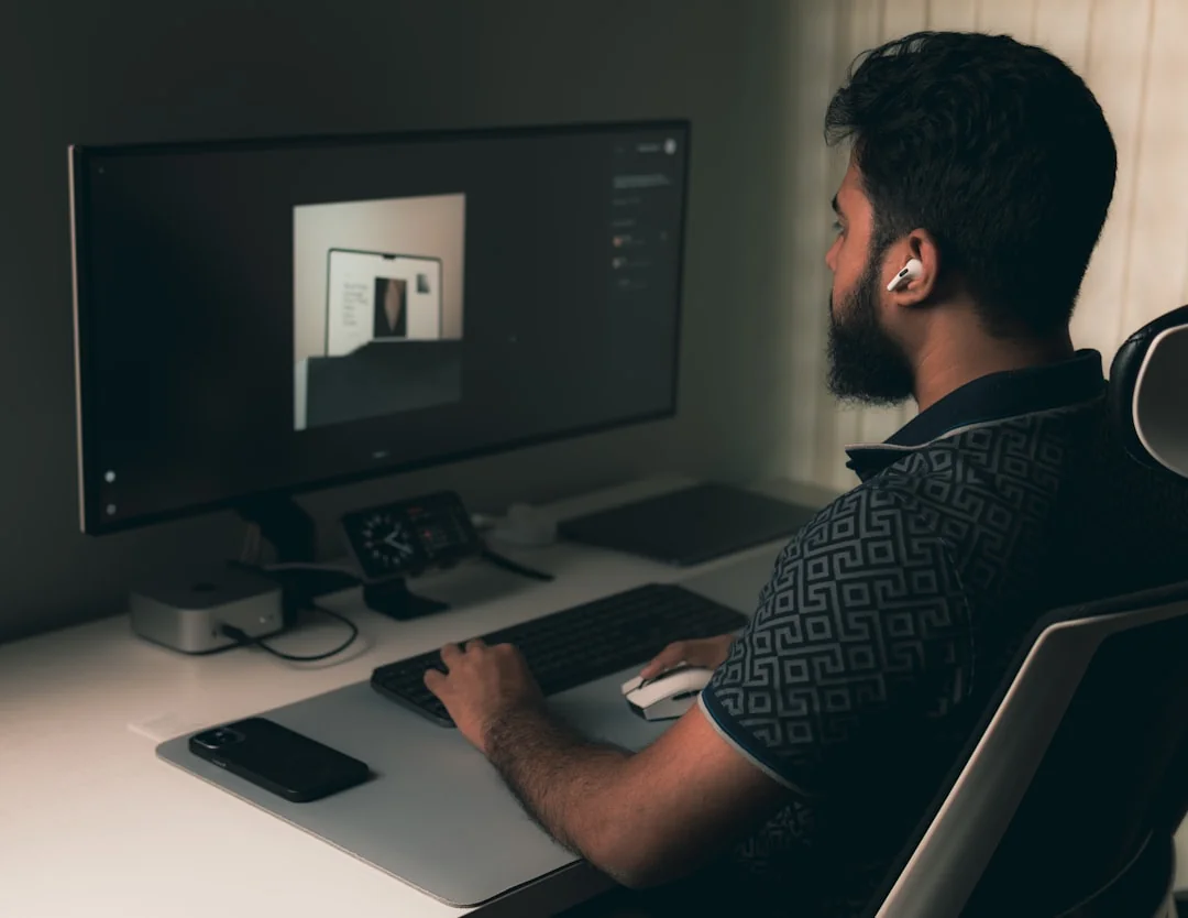 Un bureau moderne équipé d’appareils Apple : iMac, MacBook et iPad.