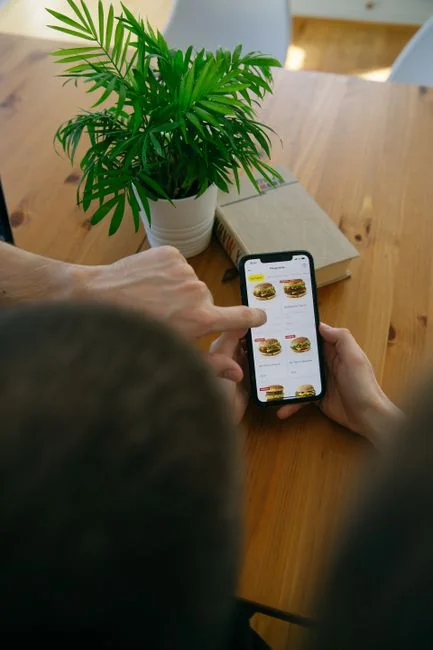 Un bureau contemporain équipé d’un ordinateur portable, d’une tablette et de smartphones, parfait pour les activités technologiques et le travail indépendant.